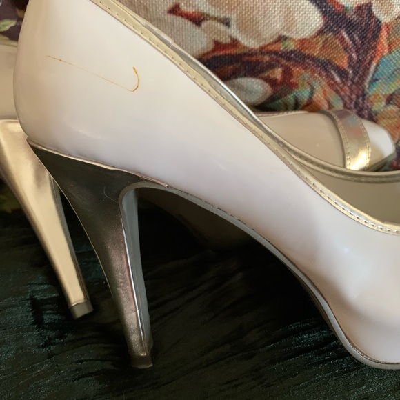 Sexy Silver & White 4 1/2 in gently worn heels 10M - Picture 2 of 4